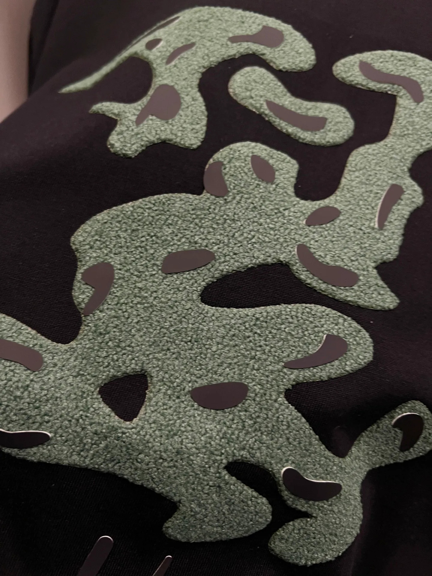 🅿️190 1v Louis* 2025 autumn and winter new style, classic big V letter three-dimensional craft design, high-end version! Highly breathable and comfortable, customized double-yarn plain cotton fabric. Short-sleeved T-shirt. Same style for men and women. Sizes S M L XL XXL Five sizes black white Angora red